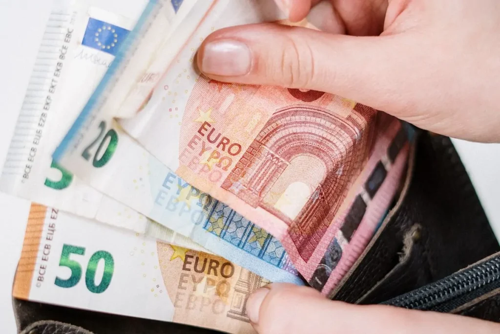 Banknoty euro wyjmowane z portfela - zarobki opiekunki w Niemczech