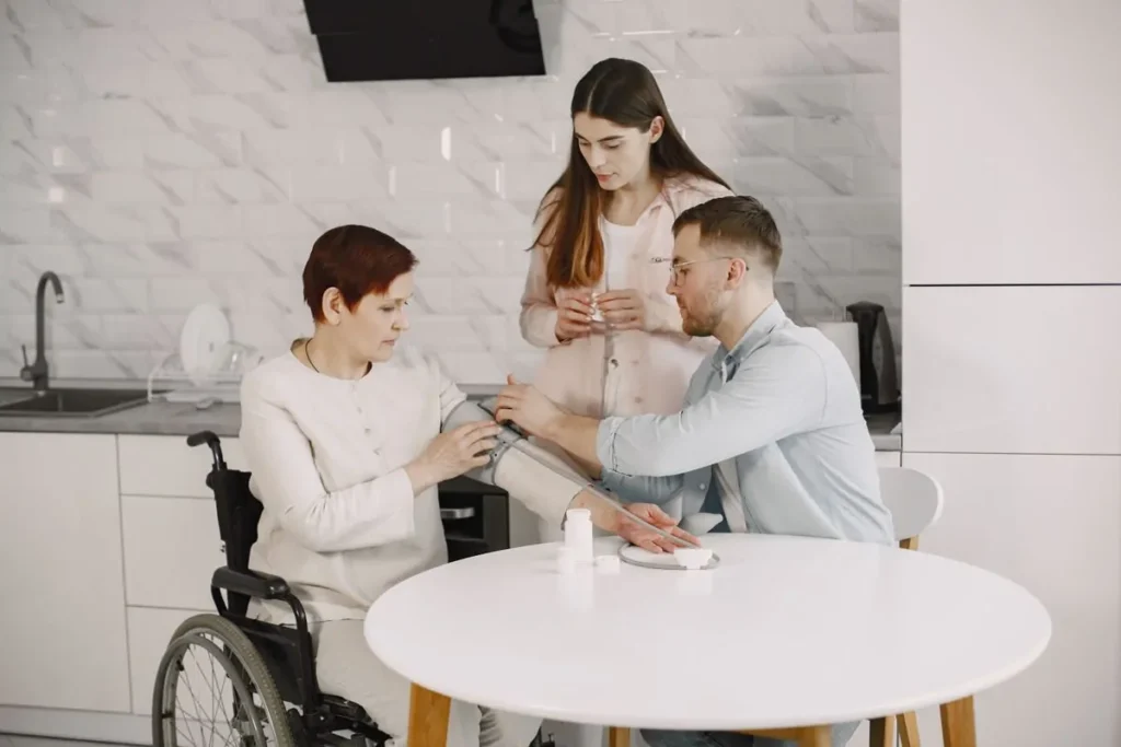 Pomiar ciśnienia krwi u seniorki w domu