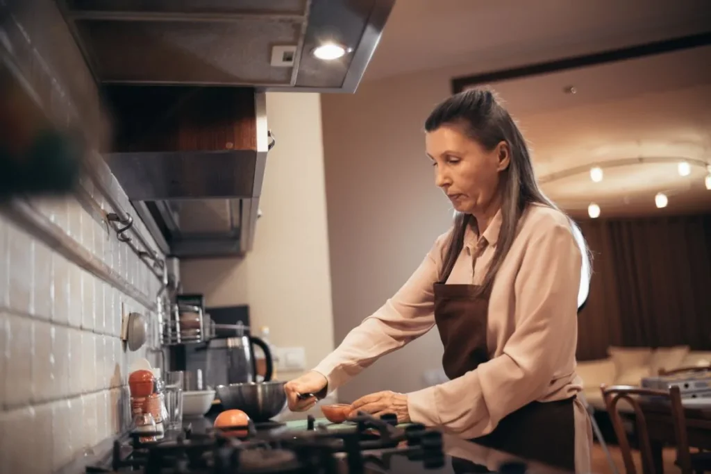 Kobieta gotuje obiad w domowej kuchni